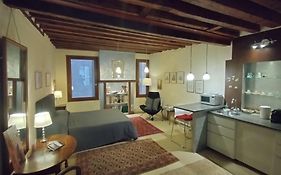 Studio Apartment San Marco 1825 fully sanitzd